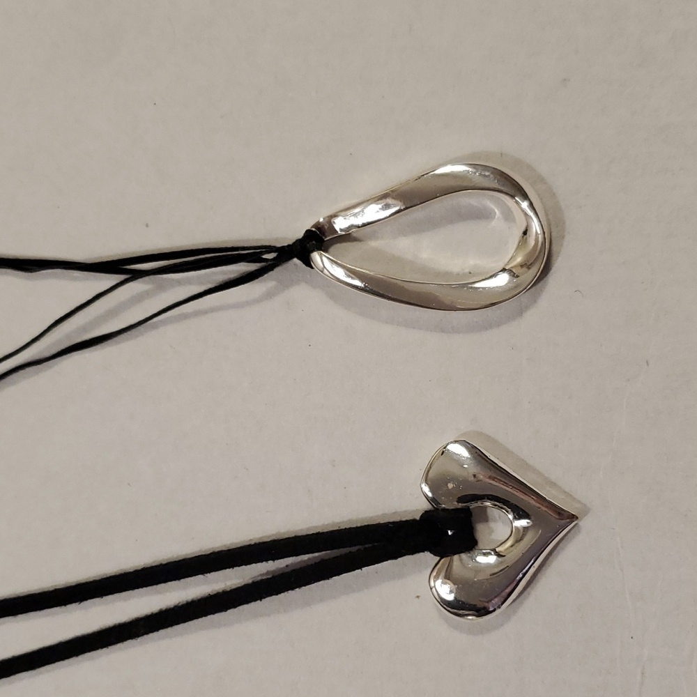 Black/silver necklaces - Picture 2 of 2
